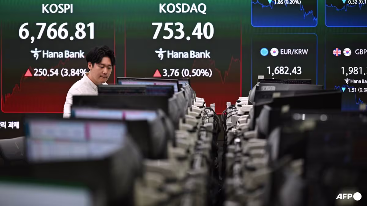 Tech lifts Asia stocks, Brent crude back above US$92