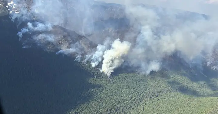 Fire crews work on containment lines between out-of-control blaze and Kimberley, B.C.