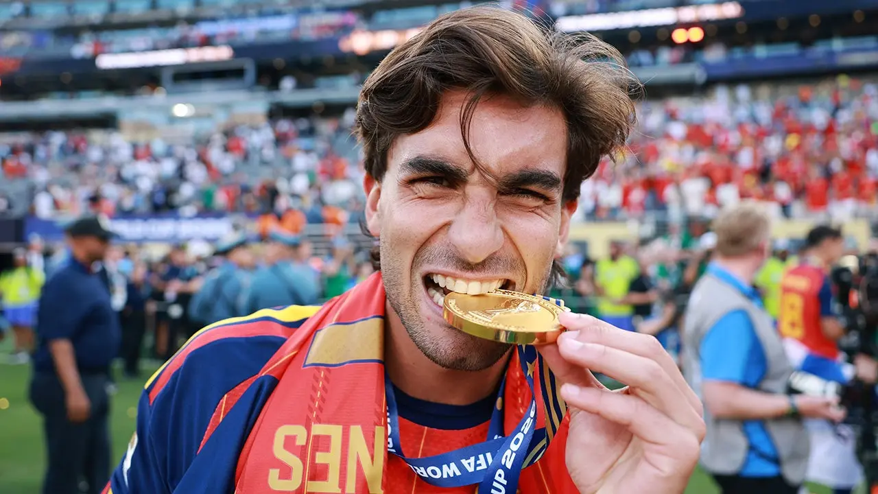 Ferran Torres wears ‚Make Spain Great Again‘ hat at World Cup parade