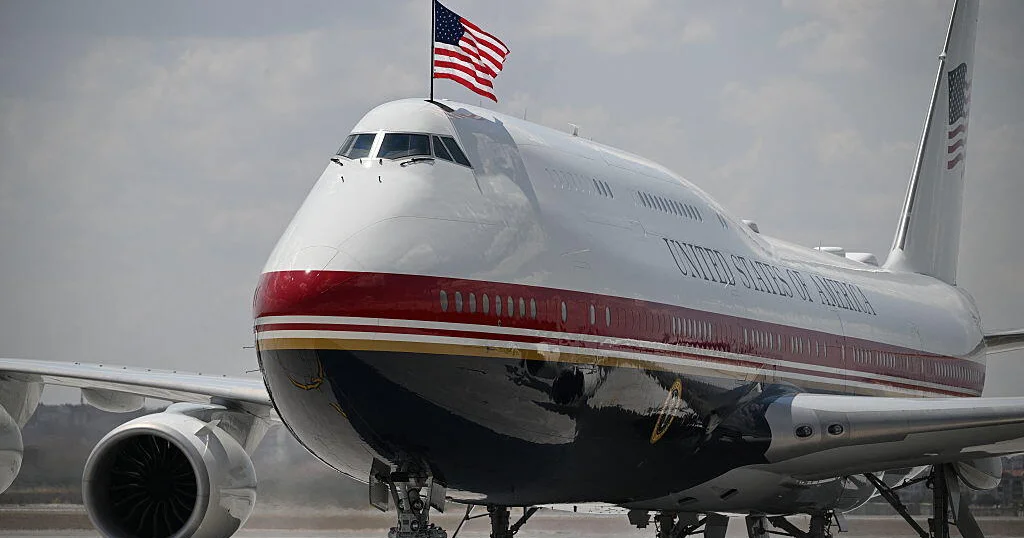 Trump will keep using old Air Force One while new plane gets „maxed out“ with security upgrades, White House says