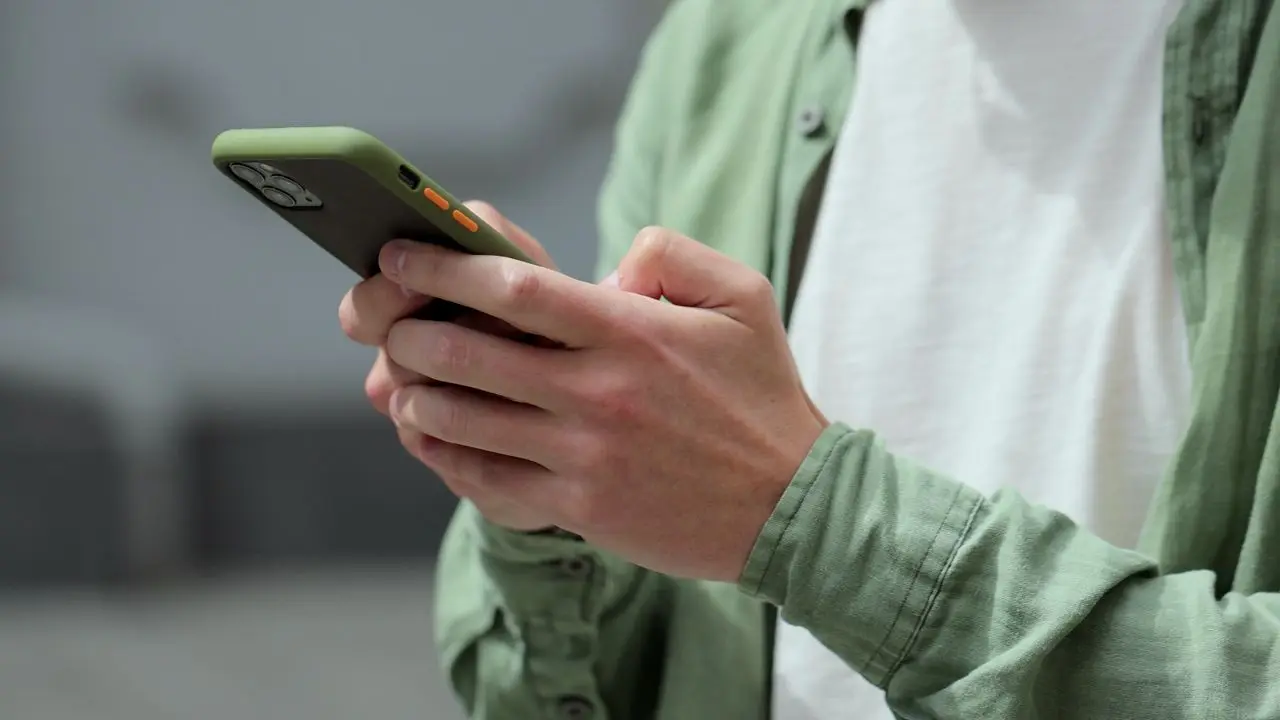 Apple sends mercenary spyware attack alerts to iPhone Lock Screen