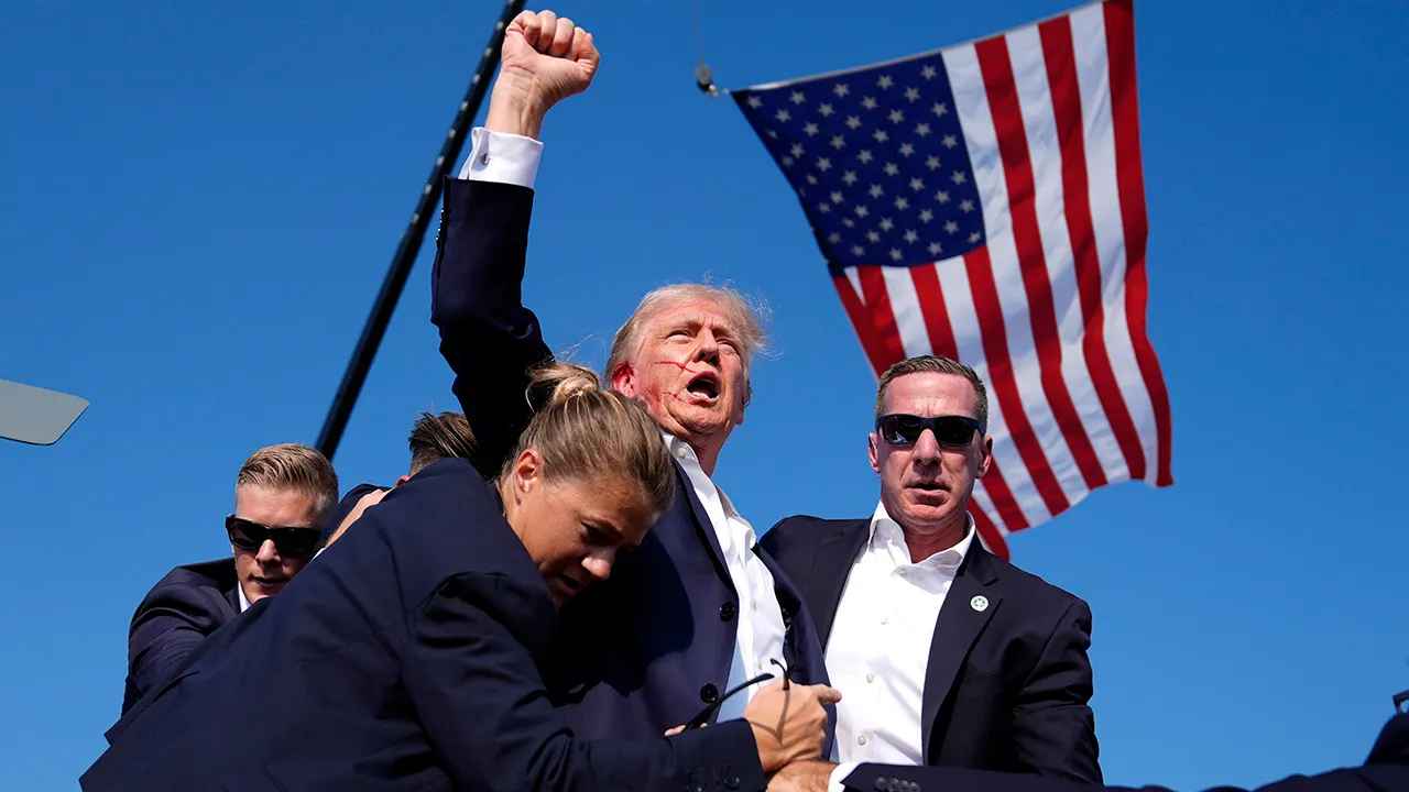 Trump jokes ‚only consequential presidents get shot‘ during Cohen interview