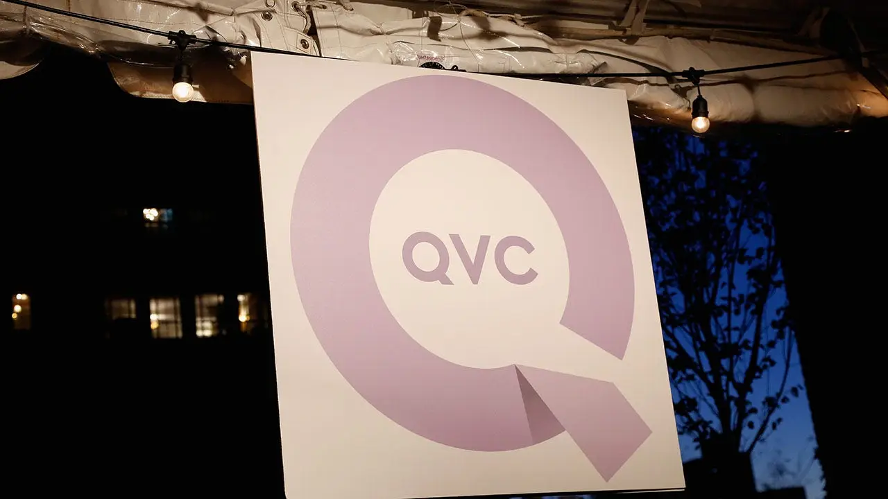 Credit to the QVC host who went viral for a live NSFW slip-up for handling it like a pro ‚the show must go on‘
