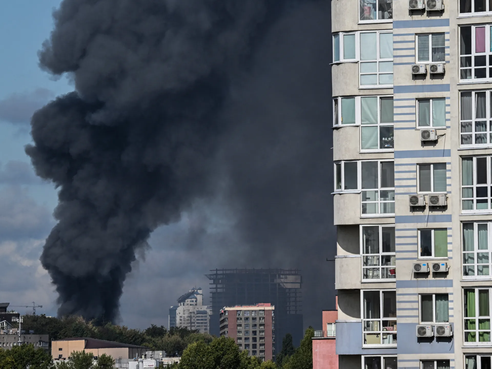 Russia’s attacks on Ukraine kill six after Zelenskyy-Trump talks | Russia-Ukraine war News