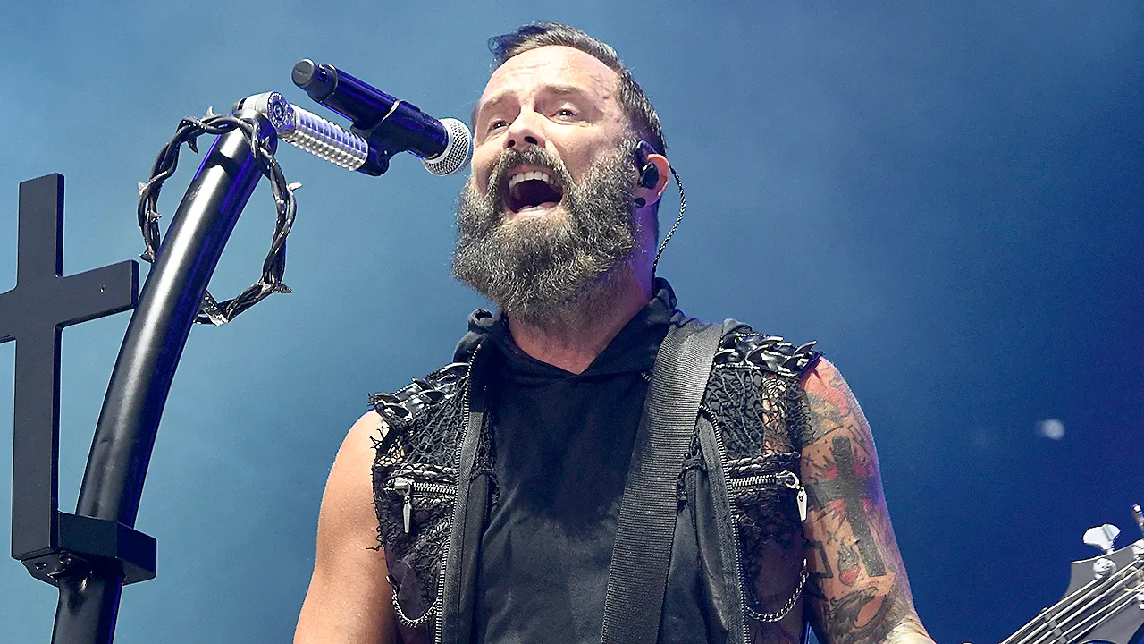 Skillet’s John Cooper says people labeled ‚woke‘ can hurt society