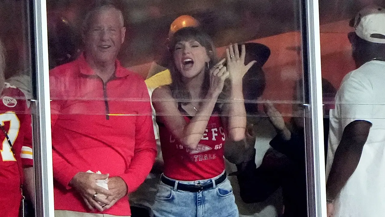 Travis Kelce reacts to Taylor Swift’s viral ‚that’s my husband‘ moment during win over Colts