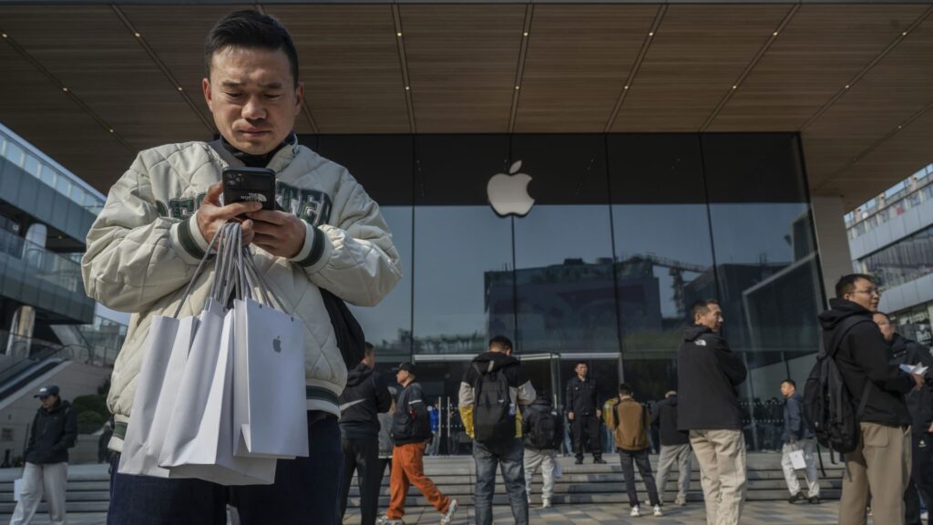 Apple’s iPhone Duo China launch draws scalpers in Beijing