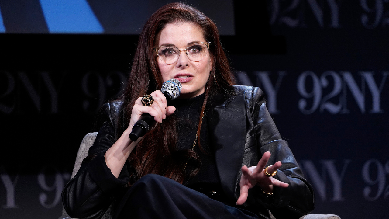 ‚Will & Grace‘ star Debra Messing backs Bruce Blakeman over Gov. Kathy Hochul