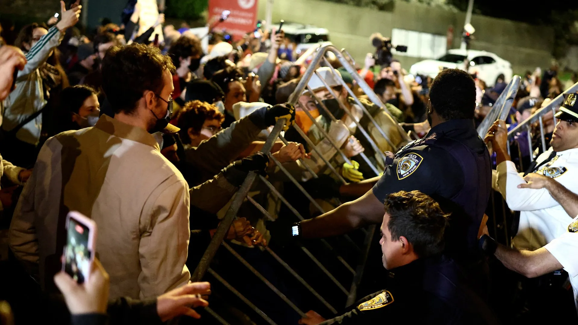 Uproar in NY after ICE shoots man with child in the car | Police