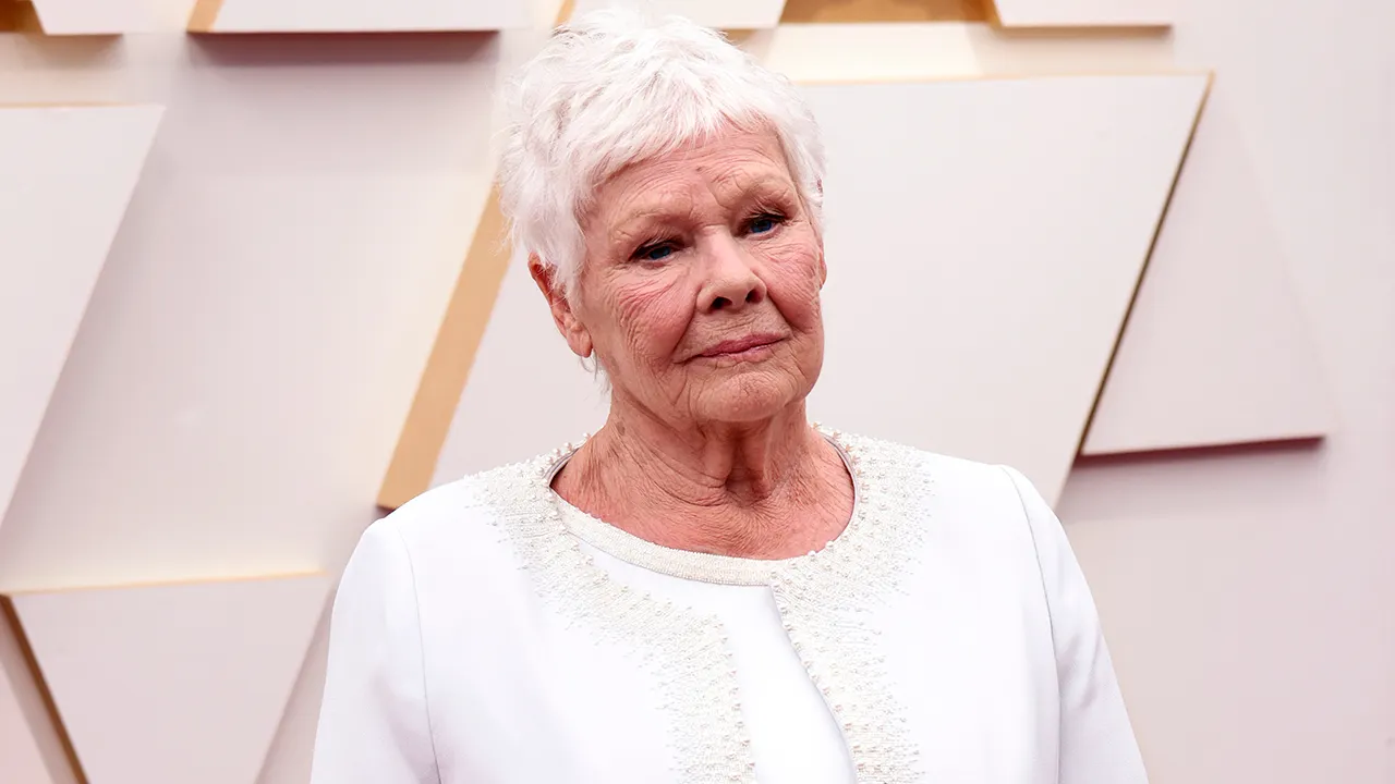 Judi Dench calls theater trigger warnings ‚mollycoddling‘ in memoir